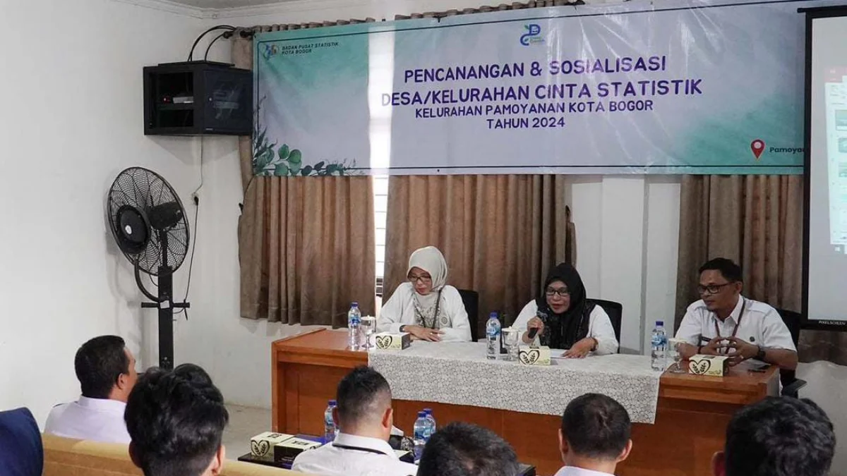 BPS Kota Bogor Perkuat Pembinaan Literasi Statistik Tingkat Kelurahan Sekda Kota Bogor, Syarifah Sofiah bersama jajaran BPS Kota Bogor saat mensosialisasikan program kelurahan Cinta Statistik. (Yudha Prananda / Jabar Ekspres)