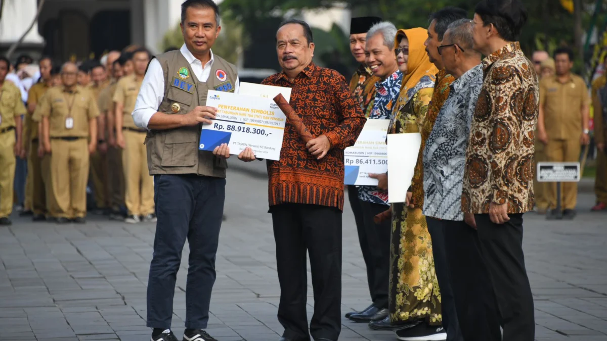 Bey Machmudin Serahkan SK Pensiun kepada 180 ASN Purna Tugas