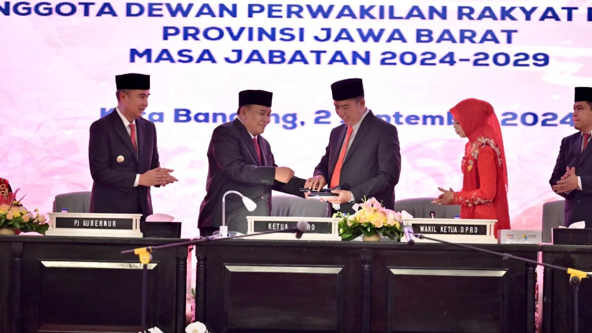 Bey Machmudin Ajak DPRD Sinergi Bangun Jabar Pj Gubernur Jawa Barat Bey Machmudin menghadiri Rapat Paripurna DPRD Jawa Barat dalam Rangka Pengucapan Sumpah/Janji Anggota DPRD Provinsi Jabar Masa Jabatan 2024-2029 di Gedung Merdeka, Kota Bandung, Senin (2/9/2024).(Foto: Biro Adpim Jabar/Humas DPRD Jabar)