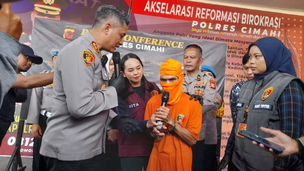 Bejat!! Kakek Usia 62 Tahun Tega Rudapaksa Dua Penyandang Disabilitas hingga Hamil Doc. Pelaku Kekerasan Seksual pada Penyandang Disabilitas saat di Ringkus Jajaran Polres Cimahi (mong)
