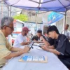 Proses pendaftaran barcode QR untuk pembelian bahan bakar Pertalite, di stan yang disediakan SPBU di Kota Cimahi, Selasa (3/9). (Mong/Jabar Ekspres)