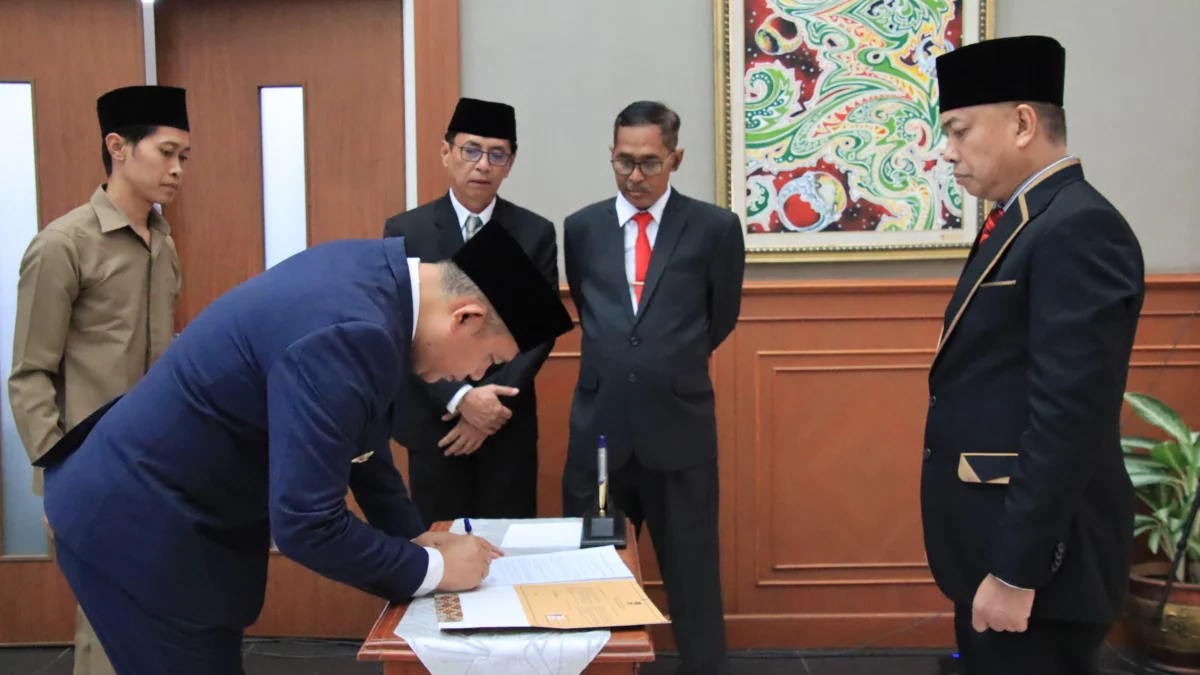 Jelang Pilkada 2024, Empat JPT Dirotasi Pj Bupati KBB Pj Bupati Bandung Barat, Ade Zakir (kiri) saat menandatangani surat keputusan (SK) rotasi, mutasi, dan promosi jabatan di lingkungan Pemda KBB. Senin (2/9). Dok Jabar Ekspres