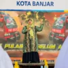 Pj Wali Kota Banjar Ida Wahida Hidayati memberikan sambutan saat penyerahan dua mesin pompa air untuk mobil pemadam kebarakan di kantor BPBD Banjar baru-baru ini. Ia berharap Bank BJB memberikan bantuan mobil Damkar. (Cecep Herdi/Jabar Ekspres)