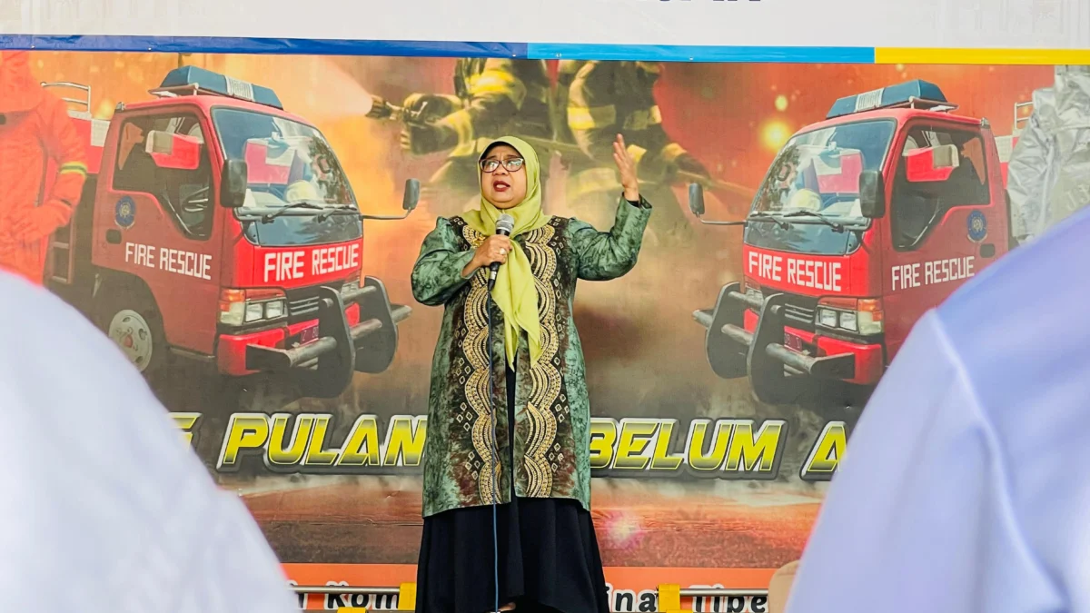 Mobil Damkar Menua, Pemkot Banjar Rangkul BJB Minta Bantuan Pj Wali Kota Banjar Ida Wahida Hidayati memberikan sambutan saat penyerahan dua mesin pompa air untuk mobil pemadam kebarakan di kantor BPBD Banjar baru-baru ini. Ia berharap Bank BJB memberikan bantuan mobil Damkar. (Cecep Herdi/Jabar Ekspres)