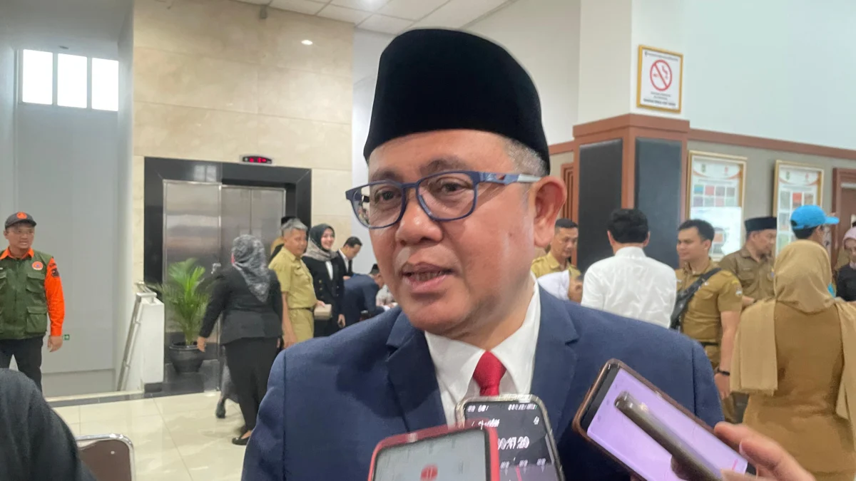 Sapu Bersih Judol, Selain Gencar Sosialisasi Pemda KBB Juga Akan Razia HP ASN Pj Bupati Bandung Barat, Ade Zakir saat ditemui di Komplek Perkantoran Pemda KBB. Selasa (3/9). Dok Jabar Ekspres