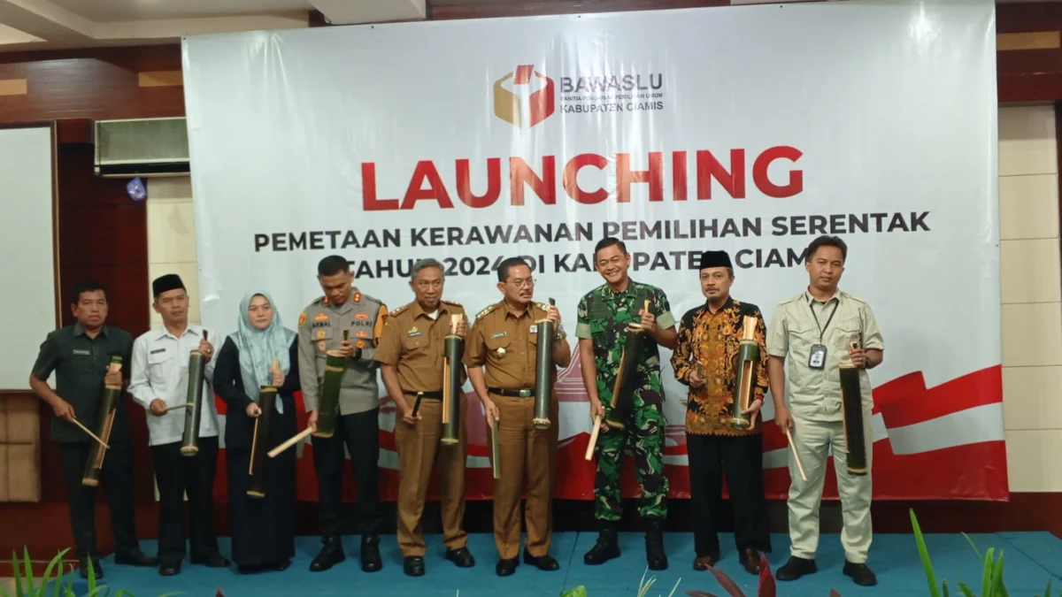 Bawaslu Ciamis Resmikan Pemetaan Kerawanan Pilkada 2024 Ketua Bawaslu Kabupaten Ciamis Jajang Miftahudin (dua kanan) saat meresmikan pemetaan kerawanan Pilkada serentak 2024, di aula Hotel Tiara Kabupaten Ciamis Jawa Barat, Selasa 3 September 2024. (Cecep Herdi/Jabar Ekspres)