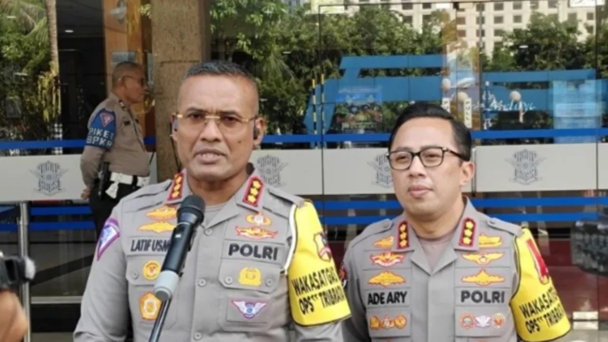 Misa Suci Akbar Paus Fransiskus, Polisi Siapkan 9 Lokasi Parkir di Sekitar Stadion GBK Dirlantas Polda Metro Jaya Kombes Pol. Latif Usman (kiri). (foto/ANTARA)