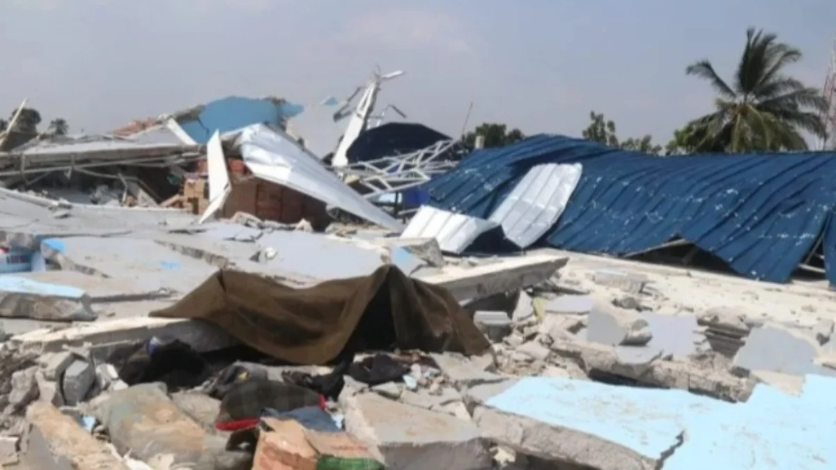 Ratusan Rumah di Bogor Rusak Akibat Puting Beliung Bangunan rusak akibat puting beliung di Desa Cimayang, Pamijahan, Kabupaten Bogor, Jawa Barat. (foto/ANTARA)