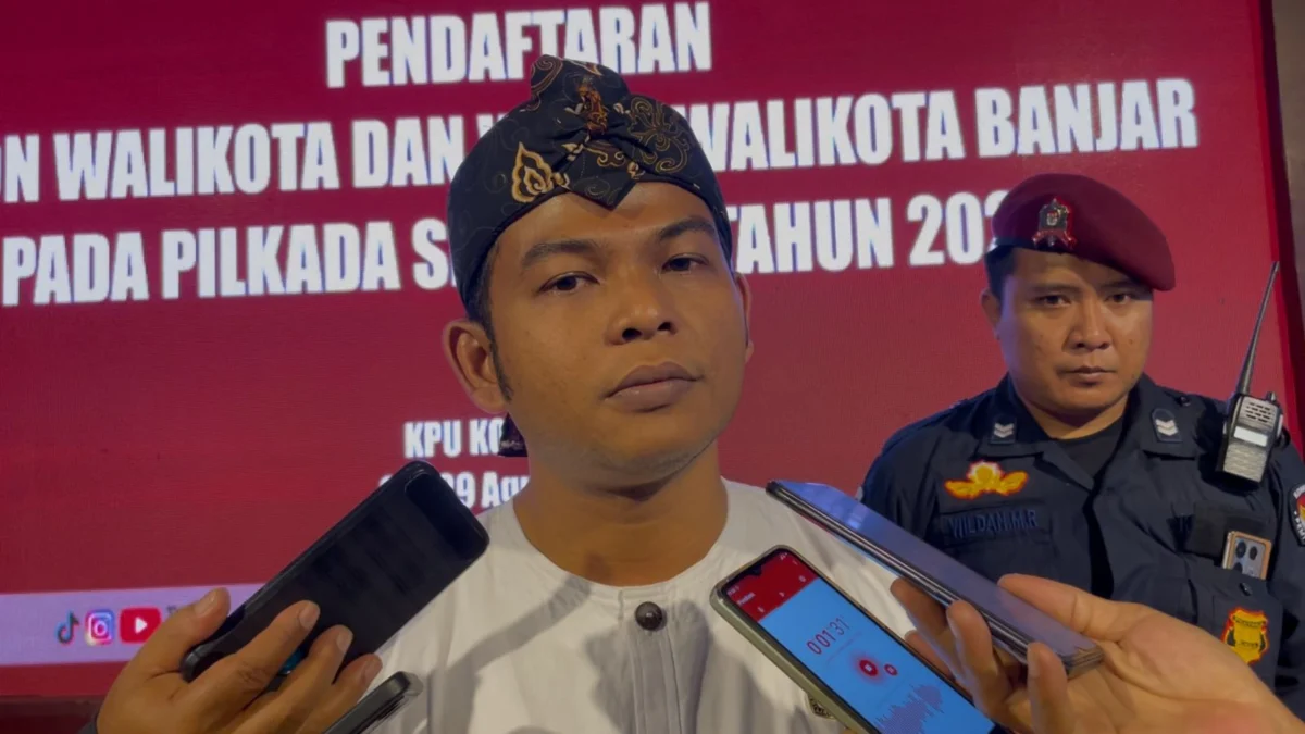 Pilkada Kota Banjar, Pengundian Nomor Urut Paslon Digelar 23 September 2024 Ketua KPU Kota Banjar Muhamad Mukhlis dalam sesi wawancara saat pendaftaran Paslon Pilkada Banjar baru-baru ini. (Cecep Herdi/Jabar Ekspres)