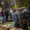 Kondisi mobil Toyota Innova usai menabrak separator jalan hingga menabrak pagar markas Denpom Bogor, Kamis (5/9) dini hari. (Dok. Jabar Ekspres)