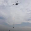 Ilustrasi water bombing. Pemkab Bandung Barat minta bantuan BNPB agar menerjunkan helikopter padamkan Karhutla di Gunung Tangkuban Parahu. Dok instagram bnpb_indonesia