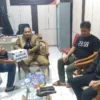 Relawan kotak kosong saat mendatangi kantor KPU Ciamis Jawa Barat, Rabu 4 September 2024 malam. Relawan ini lahir karena hanya satu Paslon yang mendaftar ke KPU di Pilkada Ciamis tahun 2024. (Istimewa)