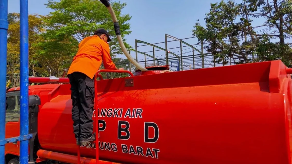 Siagakan Mobil Tangki Air Bersih, BPBD KBB: Warga Bisa Ajukan Permintaan Kendaraan tangki air bersih milik Pemda KBB disiagakan guna memenuhi kebutuhan air bersih bagi masyarakat. Kamis (5/9). Dok Jabar Ekspres