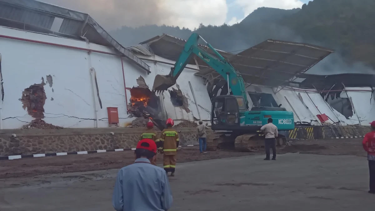 Kebakaran hebat yang menghanguskan gudang kapas milik PT Kewalram 2, berlokasi di Dusun Cikadaton, Desa Cikahuripan, Kecamatan Cimanggung, Kabupaten Sumedang. (Yanuar/Jabar Ekspres)