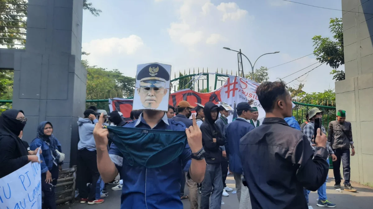 Mahasiswa di Bogor Gelar Aksi Protes, Celana Dalam Gambar Pj Bupati Jadi Simbol Kekecewaan Seorang massa aksi membawa celana dalam dengan menggunakan topeng wajah Pj Bupati Bogor, sebagai bentuk protes dalam aksi di Bogor, Jumat (6/9). (Sandika FadilahJabar Ekspres)