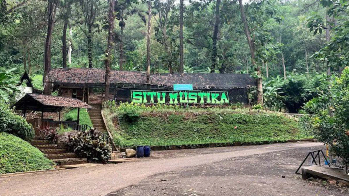 Bangkitkan Pariwisata Kota Banjar Melalui Program Jelajah Kereta Wisata Salah satu wisata di Kota Banjar yakni Situ Mustika kini sudah tak digemari lagi wisatawan. Pemkot Banjar membuat program jelajah kereta wisata untuk menghidupkan lagi sektor pariwisata. (Cecep Herdi/Jabar Ekspres)