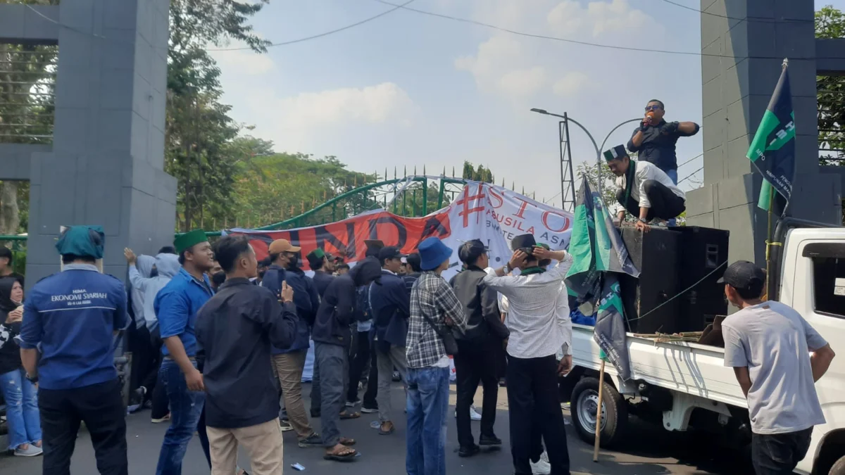 Mahasiswa dan Pedagang Puncak Tuntut Keadilah Kinerja Pemkab Bogor, hingga Okum Pol PP Minta Jatah Mahasiswa dan Pedagang Puncak Tuntut Keadilah Kinerja Pemkab Bogor Hingga Okum Pol PP Minta Jatah. (Sandika Fadilah/Jabar Ekspres)
