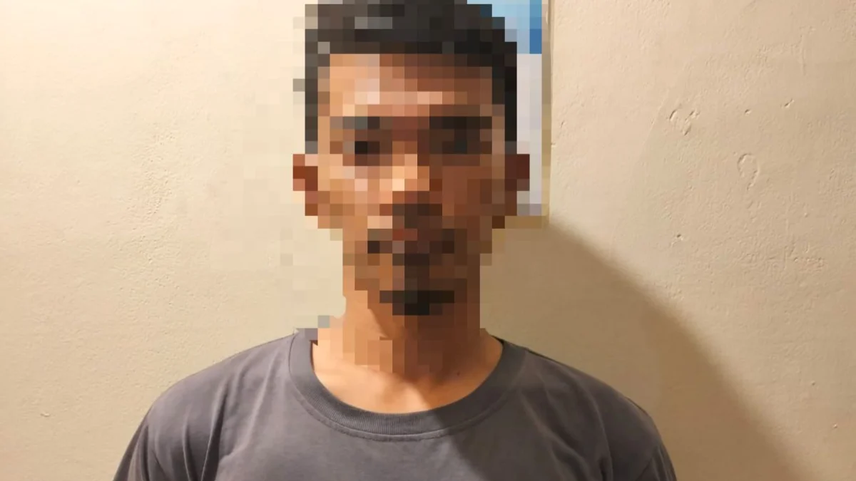Terlilit Pinjol Jadi Alasan Mantan Karyawan Koperasi Curi Ratusan Kartu ATM ANP (32) mantan karyawan koperasi yang ambil ratusan kartu ATM saat berhasil diamankan Polsek Majalaya. Foto Istimewa