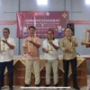 Perwakilan dari KPU Ciamis, IJTI Galuh Raya, Desa Panyingkiran, dan pengrajin angklung membunyikan angklung bersama-sama sebelum sosialisasi Pilkada serentak dimulai, di gor Desa Panyingkiran, Kabupaten Ciamis, Senin 9 September 2024. (Cecep Herdi/Jabar Ekspres)