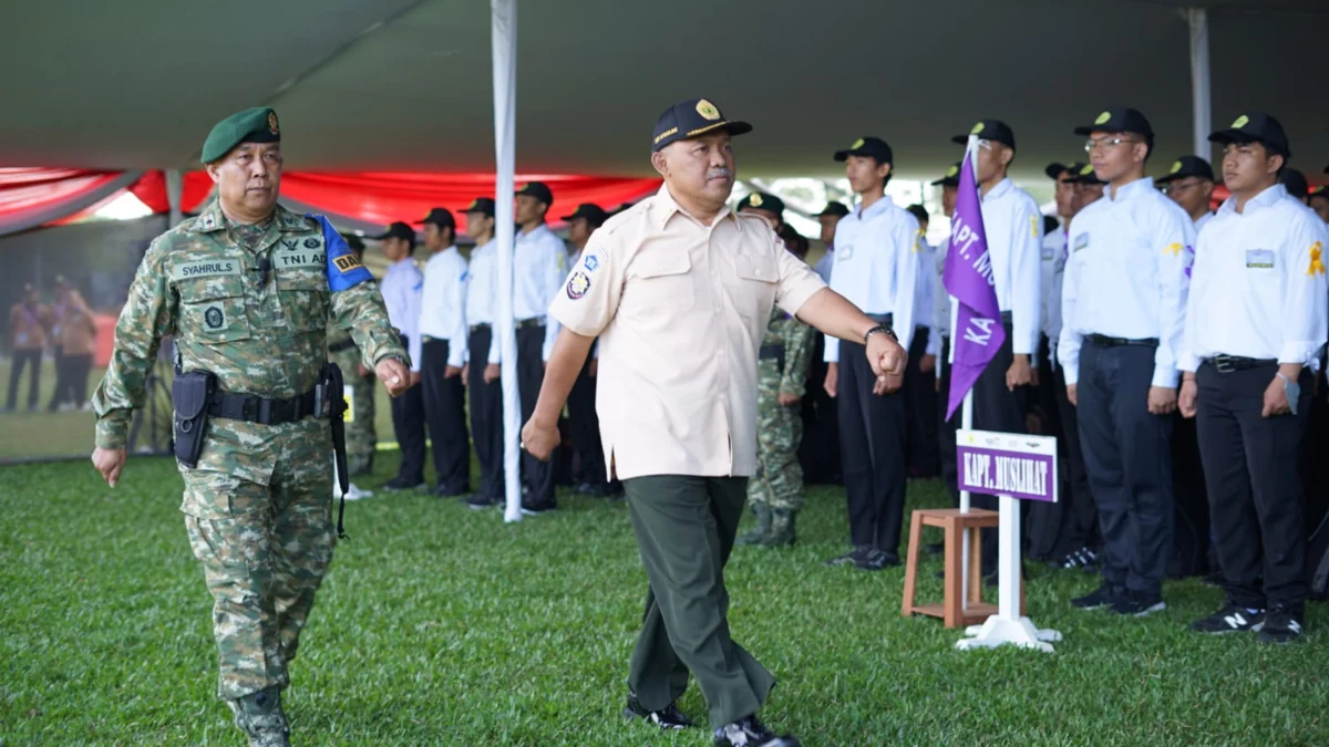 Ribuan Mahasiswa Unpak Bogor Ikut Pembinaan Kesadaran Bela Negara, Rektor Sampaikan Hal Ini Rektor Universitas Pakuan Bogor Prof. Didik Notosudjono saat meninjau kegiatan pembinaan kesadaran bela negara. Foto : Sandika Fadilah/Jabarekspres.com