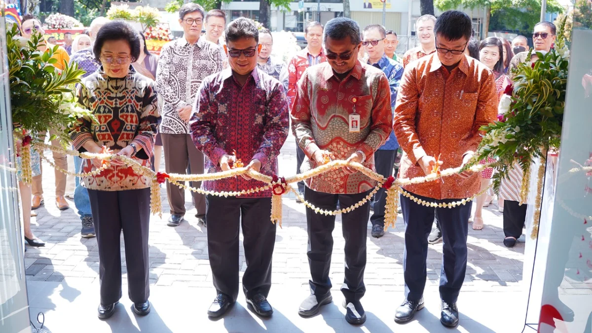 Perluas Akses dan Jangkauan Nasabah, Bank INA Resmikan Kantor Cabang (KC) Dago Bandung (KI-KA) Ibu Inawaty Handojo - Komisaris Utama Independen Bank INA, Muslimin Anwar- Deputi Kepala Perwakilan Bank Indonesia Prov. Jawa Barat, Misran Pasaribu - Direktur Pengawasan Lembaga Jasa Keuangan OJK Prov. Jawa Barat. Yulius Purnama Junaedi - Wakil Direktur Utama Bank INA di acara pembukaan Kantor Cabang Dago Bandung.