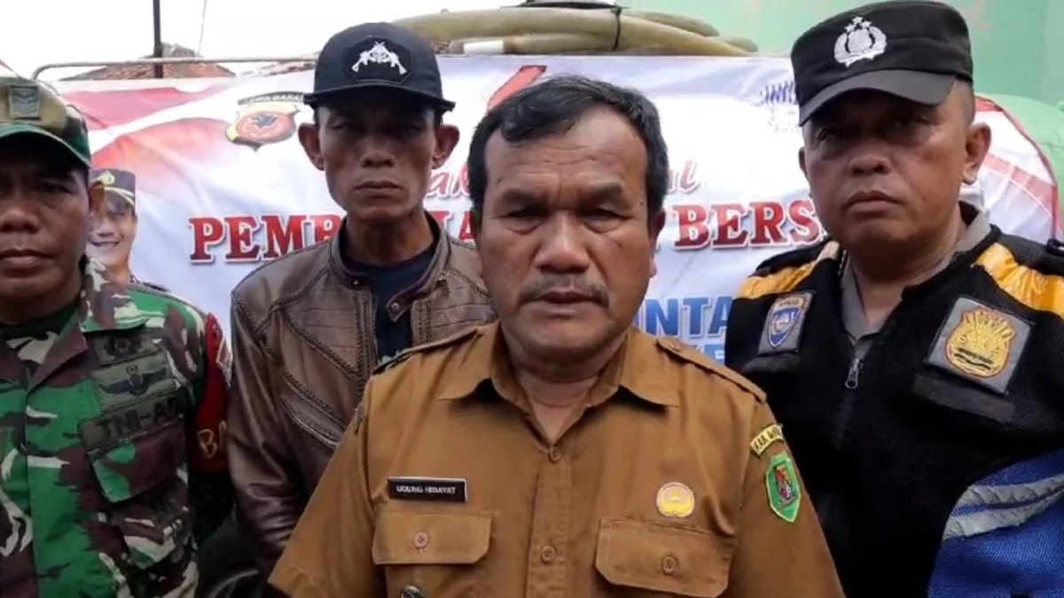 Kekeringan Melanda 400 KK di Desa Linggar Bandung, Warga Sulit Air Bersih Selama 4 Bulan Kades Linggar, Udung Hidayang saat ditemui usai pembagian bantuan air bersih oleh Polresta Bandung. (Yanuar/Jabar Ekspres)