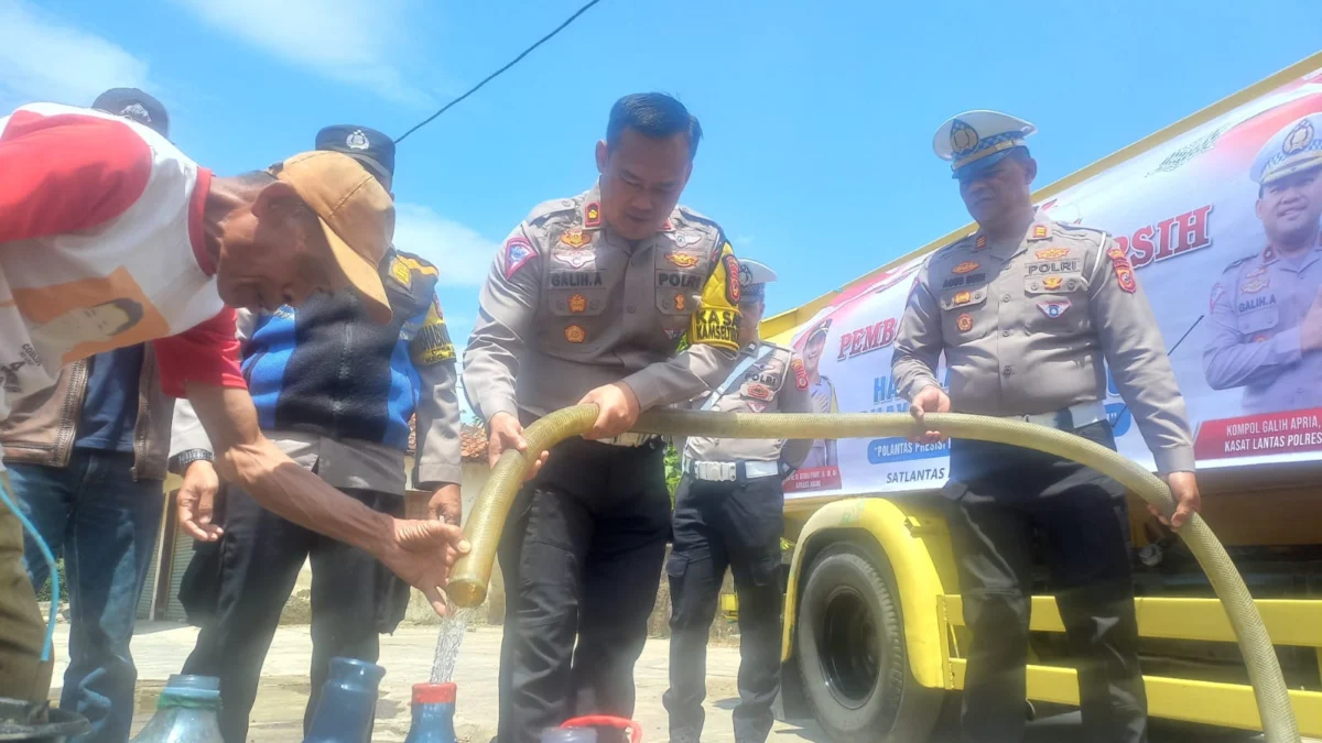 Hari Lalu Lintas Bhayangkara ke-69, Bantuan 8 Tanki Air Bersih dan Sembako Disalurkan Kasatlantas Polresta Bandung, Kompol Galih Apria saat lakukan kegiatan sosial berikan bantuan air bersih ke warga di Desa Linggar, Kecamatan Rancaekek, Kabupaten Bandung. (Yanuar/Jabar Ekspres)