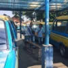 BANYAK DIKELUHKAN: Sejumlah sopir angkot mengeluhkan penerapan QR code untuk pengisian BBM bersubsidi lantaran dinilai ribet. (SHAVIRA DWI YASMIN/JABAR EKSPRES)