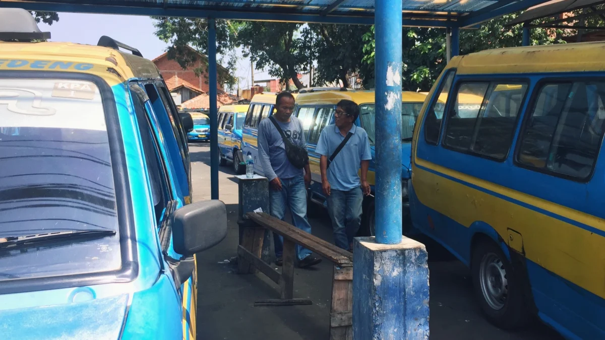 Penerapan QR Code untuk BBM Subsidi, Sejumlah Warga di Bandung Ngeluh BANYAK DIKELUHKAN: Sejumlah sopir angkot mengeluhkan penerapan QR code untuk pengisian BBM bersubsidi lantaran dinilai ribet. (SHAVIRA DWI YASMIN/JABAR EKSPRES)