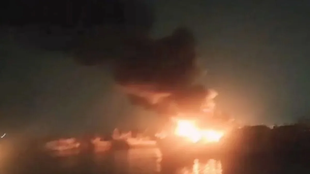 Dua kapal penangkap ikan, KM Starindo terbakar di Muara Baru, Jakarta Utara pada Senin (9/9) malam. (foto/ANTARA)