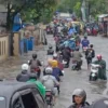 Beberapa pengendara melintasi banjir yang ada di Jembatan Bojongsoang, Kabupaten Bandung. Foto Istimewa