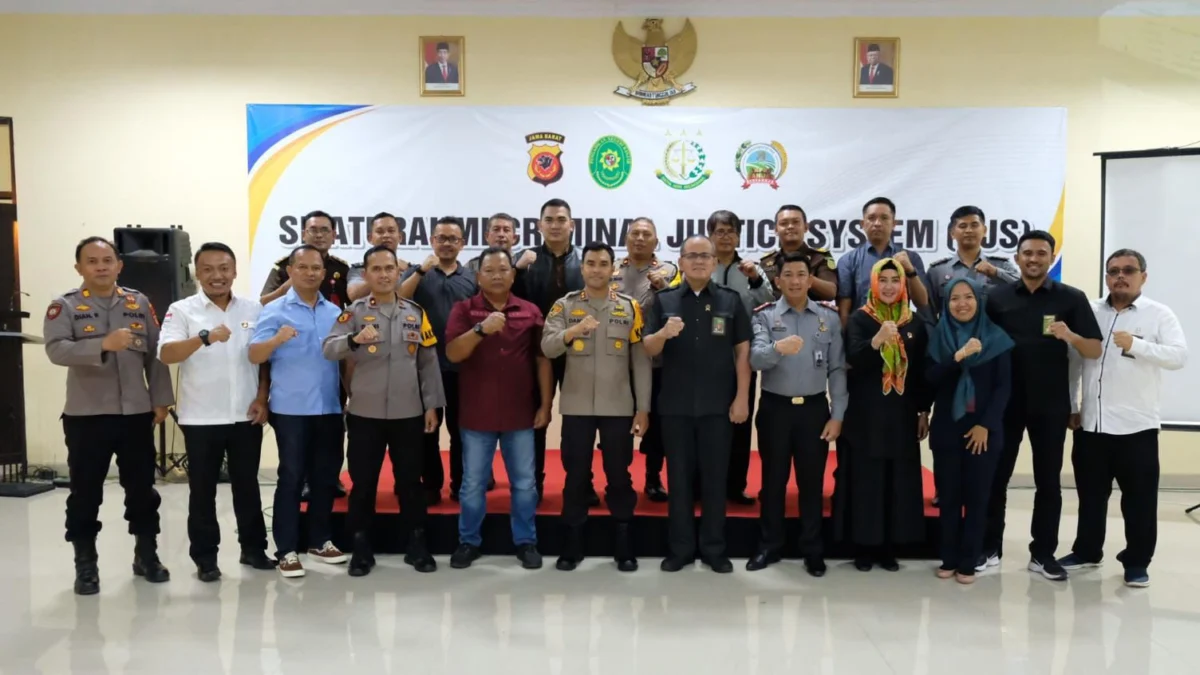 Perkuat Sinergitas APH, Kapolres Banjar Gelar Silaturahmi CJS Pejabat Polres Banjar berfoto bersama dengan Kejaksaan, Pengadilan Negeri, Lapas Banjar dalam acara silaturahmi CJS di aula Presisi Mapolres Banjar baru-baru ini. (Istimewa)