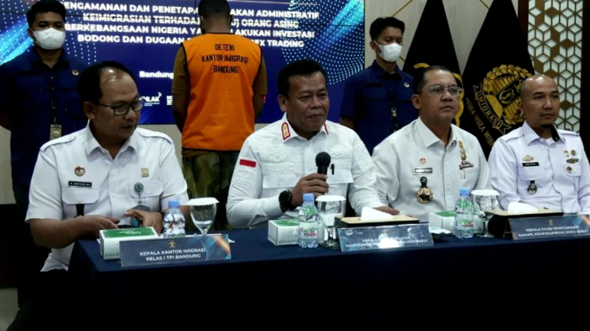 Kakanwil Kemenkumham Jabar Masjuno (depan dua dari kiri) saat menyampaikan kronologi peringkusan NDC.