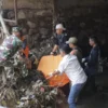 Petugas saat mengevakuasi mayat pria yang ditemukan mengambang di tumpukan sampah Sungai Cipadaulun, Majalaya. Foto Istimewa