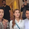 Aaliyah Massaid bersama Thariq Halilintar didampingi kuasa hukumnya Sangun Ragahdo (kiri) saat di Polda Metro Jaya, Jakarta. (foto/ANTARA)