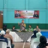 Kapolresta Bandung Kombes Pol Kusworo Wibowo saat mendengarkan keluhan warga Neglasari, Kecamatan Banjaran, Kabupaten Bandung, Jumat (13/9). Foto Agi