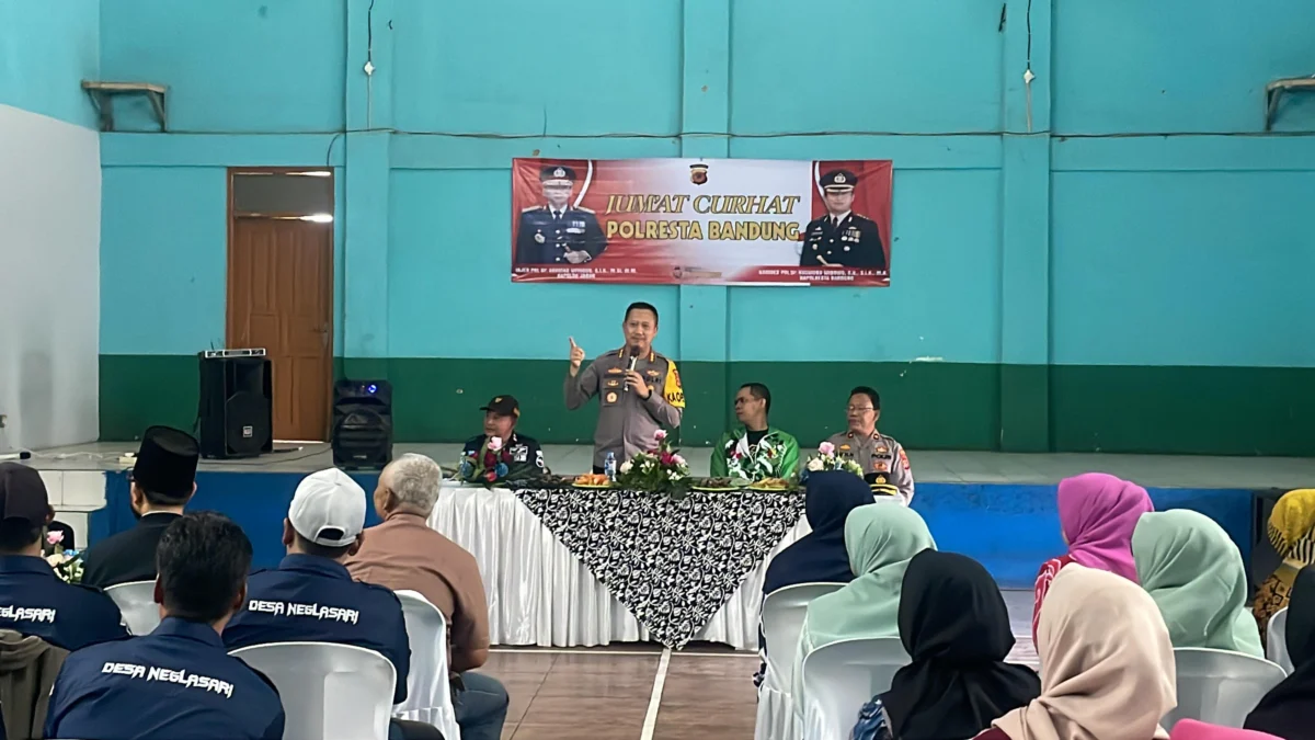 Warga di Kabupaten Bandung Keluhkan Bank Emok dan Masalah Remaja, Polisi Janji Tingkatkan Patroli dan Sosialisasi Kapolresta Bandung Kombes Pol Kusworo Wibowo saat mendengarkan keluhan warga Neglasari, Kecamatan Banjaran, Kabupaten Bandung, Jumat (13/9). Foto Agi