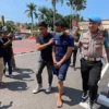 AR (42) pelaku perampokan disertai kekerasan saat digiring petugas di Mapolresta Bandung. Foto Agi Jabar Ekspres