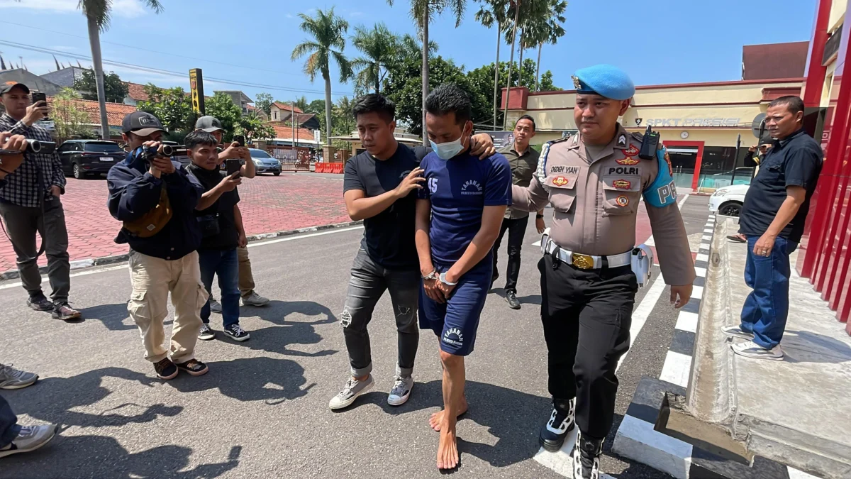 Pelaku Pencurian Uang di Agen BRILink Arjasari Bandung Ditangkap, Motifnya Terlilit Utang AR (42) pelaku perampokan disertai kekerasan saat digiring petugas di Mapolresta Bandung. Foto Agi Jabar Ekspres