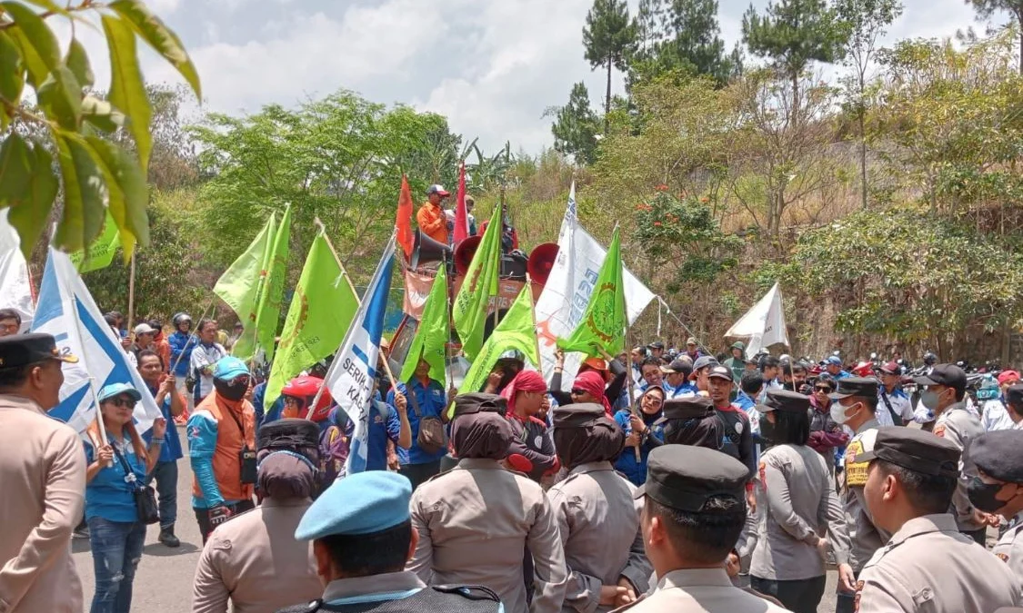 Buruh Bandung Barat Tolak Kebijakan Potong Gaji untuk Dana Pensiun Ilustrasi pekerja di Bandung Barat tolak wacana pemerintah memotong gaji pekerja untuk dana pensiun tambahan. Dok Jabar Ekspres