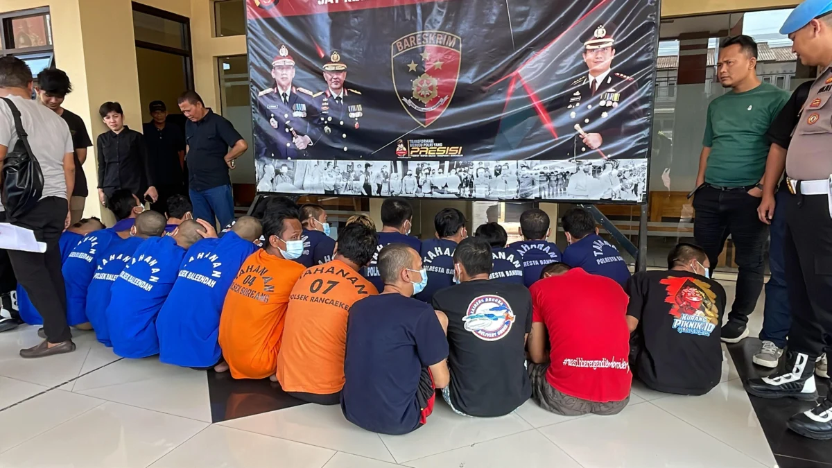 Ringkus 20 Pelaku Pencurian Kendaraan, Polresta Bandung Amankan 32 Barang Bukti Polresta Bandung Tangkap 20 Pelaku Pencurian Kendaraan dan Amankan 32 Barang Bukti. Foto Agi Jabar Ekspres