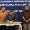 Direktur Utama PT MUJ Punjul Prabowo (tengah) saat tanda tangan kerja sama dengan PT JII, Jumat (13/9).