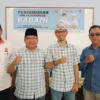 Bambang Hidayah (dua kiri) dan Dani Danial Muhklis (dua kanan) menujukkan semangat optimis usai pembentukan tim sukses di salah satu aula rumah makan di Kota Banjar baru-baru ini. (Cecep Herdi/Jabar Ekspres)
