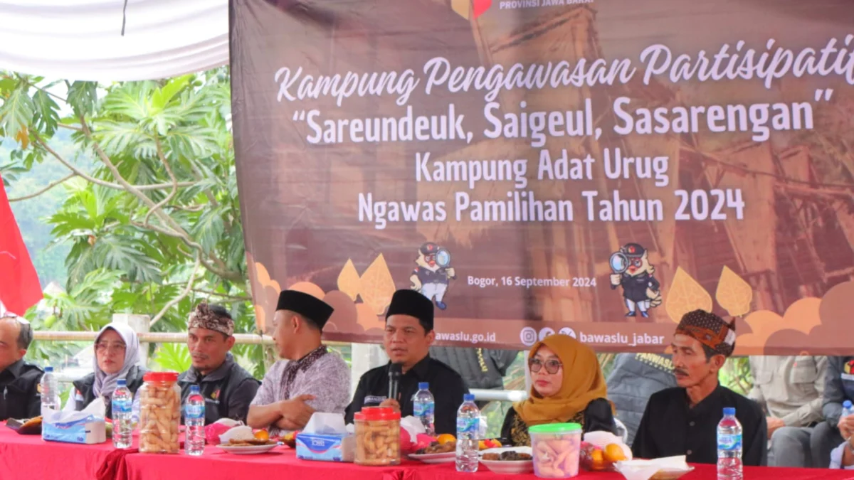 Kampung Urug Jadi Pusat Sosialisasi Pengawasan Pilkada: Masyarakat Antusias Berperan Aktif Kegiatan pengawasan pemilu di Kampung Adat Urug. Foto : Bawaslu