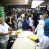 Wakil Ketua Komisi IV DPR RI, Anggia Erma Rini saat Mengunjungi Salah Satu Kios Beras di Pasar Atas Cimahi (mong)