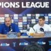 Dok. Pelatih Persib Bandung, Bojan Hodak (kiri) dan Nick Kuipers Bek Persib Bandung (kanan). Rabu (18/9).