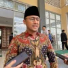 Bakal calon bupati Bandung Barat, Hengky Kurniawan saat ditemui di wilayah Kecamatan Ngamprah. Kamis (19/9). Dok Jabar Ekspres