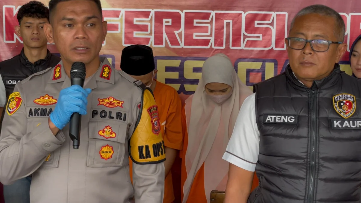 Sepasang Kekasih Asal Banjar dan Ciamis Ini Nekat Habisi Nyawa Bayi Sendiri Tersangka DM dan CRS tertunduk malu saat gelar perkara di Mapolres Ciamis Jawa Barat, Kamis 19 September 2024. (Cecep Herdi/Jabar Ekspres)