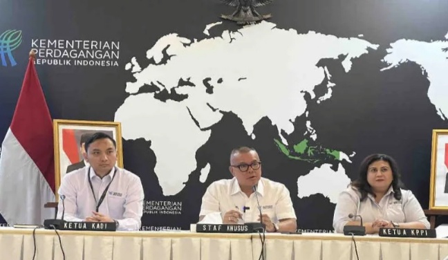 KPPI Mulai Lakukan Penyelidikan Atas Impor Terpal Plastik Sintesis Ketua KPPI Fransisca Simanjuntak (kanan). (foto/ANTARA)