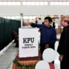 Ilustrasi KPPS mendampingi pemilih di Kota Bandung pada Pemilu 2024 lalu.